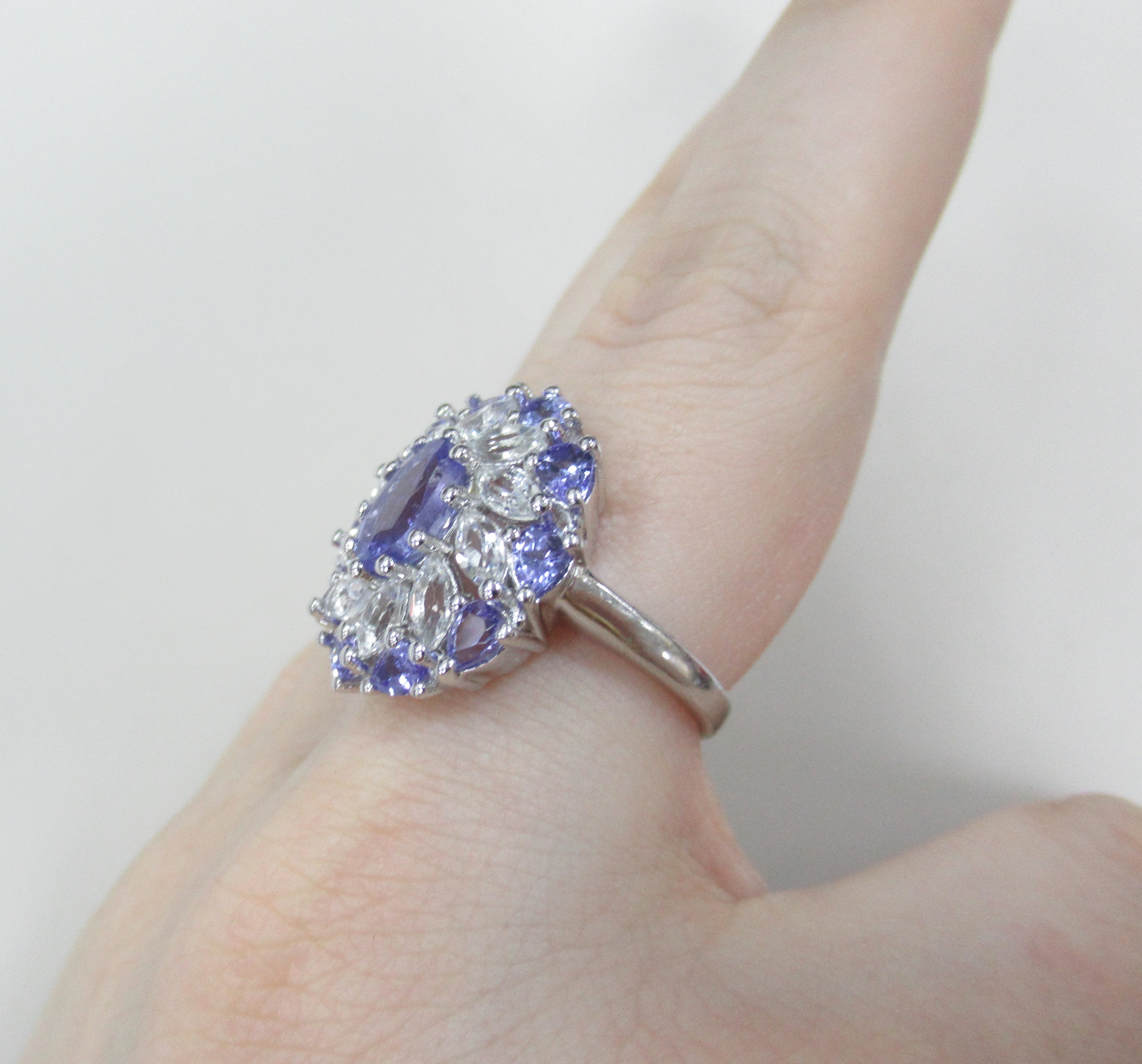 Серебряное кольцо с танзанитами